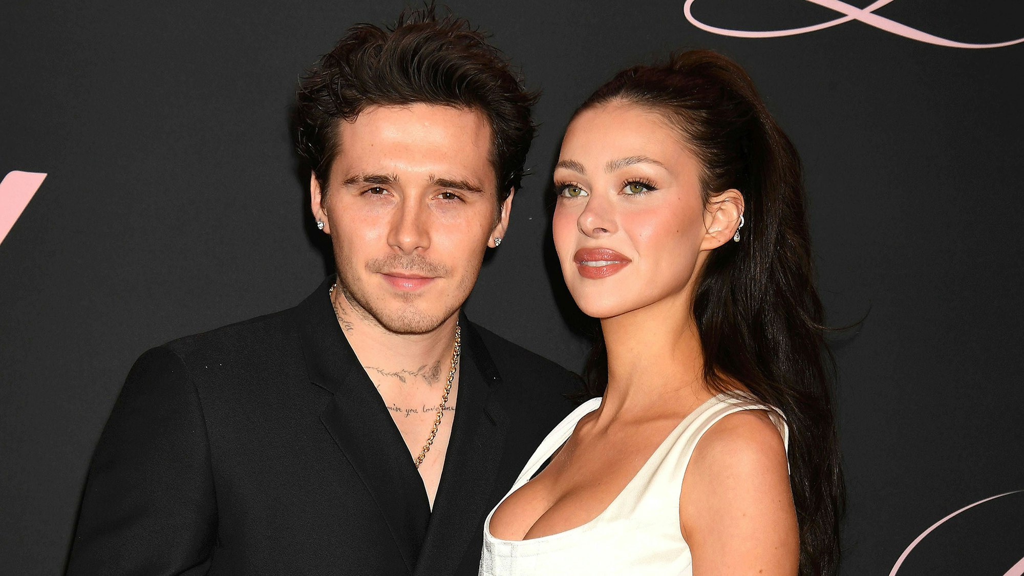 Brooklyn Beckham & Nicola Peltz Beckham posieren für ein Foto.