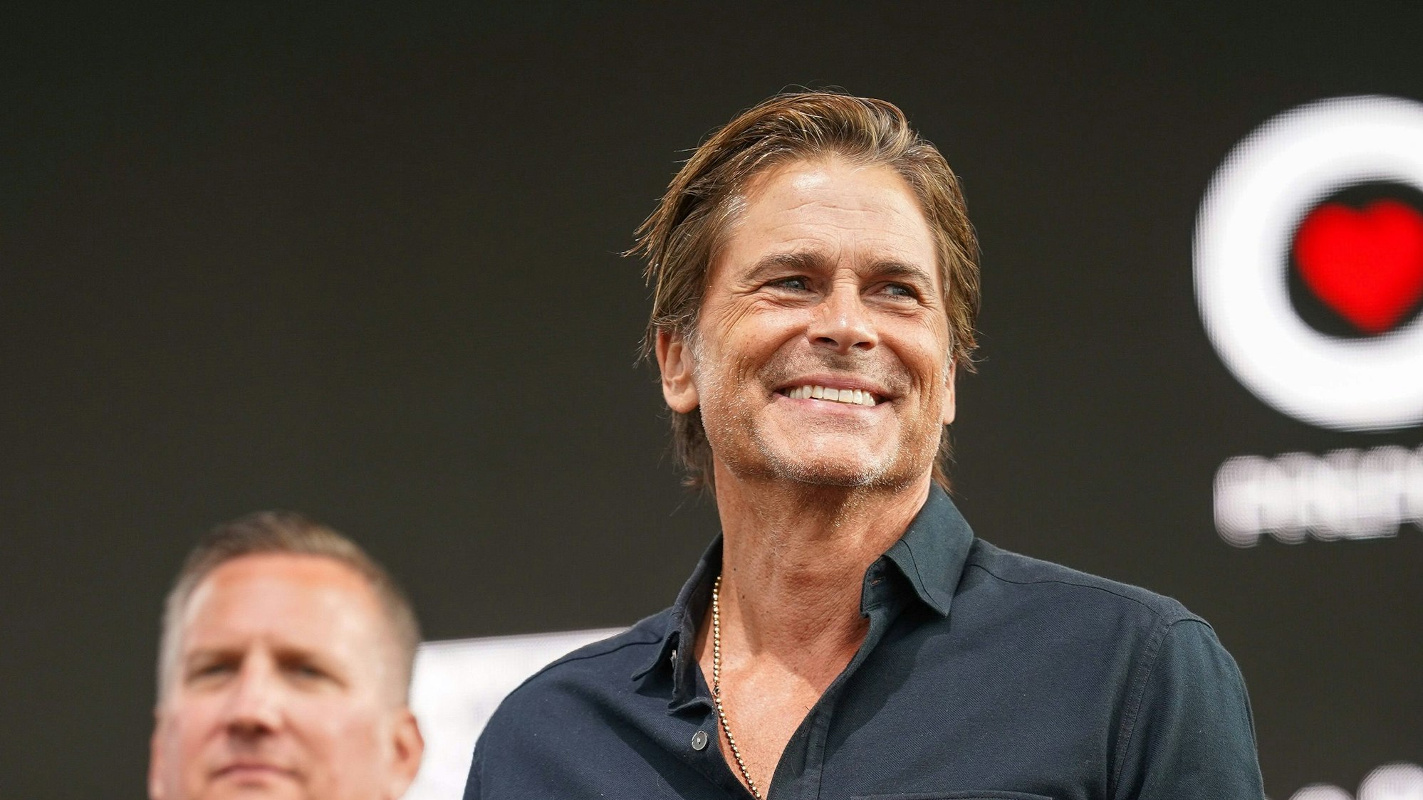 Rob Lowe wurde im September 2025 beim Benefizkonzert „One805Live“ zugunsten der Einsatzkräfte von Santa Barbara County mit dem „Heart of the Community Award“ ausgezeichnet.