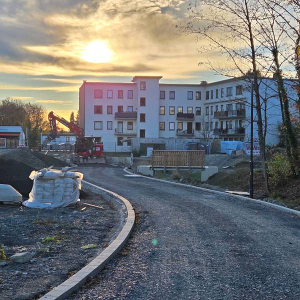 Auf dem früheren Merkur-Gelände mitten in der Stadt Waldbröl geht es zügig voran. Hier zu sehen ist der neue, inzwischen auch asphaltierte City-Radweg. Das Foto ist von November 2025.