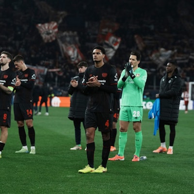 dpatopbilder - 20.01.2026, Griechenland, Athen: Fußball: Champions League, Vorrunde, 7. Spieltag, Olympiakos Piräus - Bayer Leverkusen. Leverkusener Spieler klatschen nach dem Ende des Spiels. Foto: Thanassis Stavrakis/AP/dpa +++ dpa-Bildfunk +++