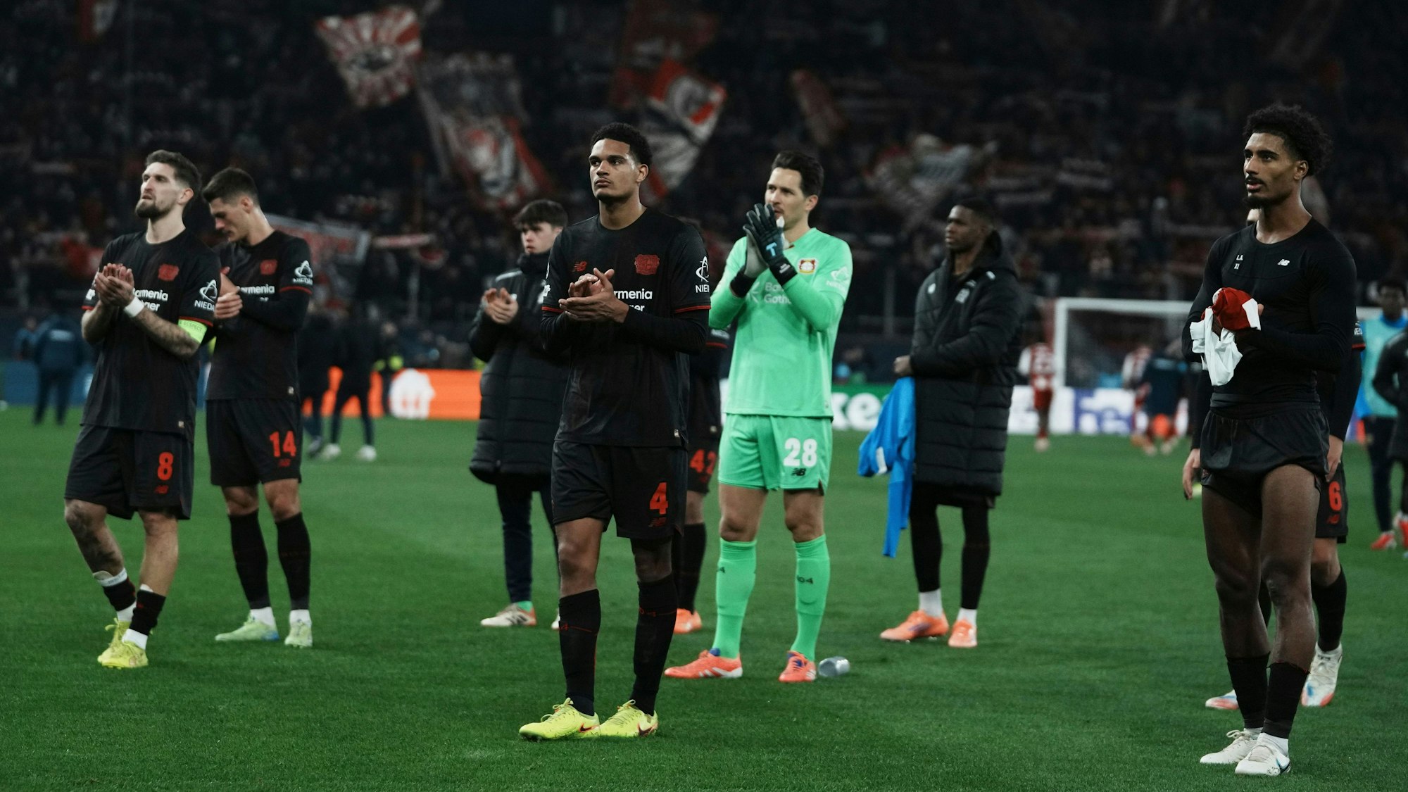 dpatopbilder - 20.01.2026, Griechenland, Athen: Fußball: Champions League, Vorrunde, 7. Spieltag, Olympiakos Piräus - Bayer Leverkusen. Leverkusener Spieler klatschen nach dem Ende des Spiels. Foto: Thanassis Stavrakis/AP/dpa +++ dpa-Bildfunk +++