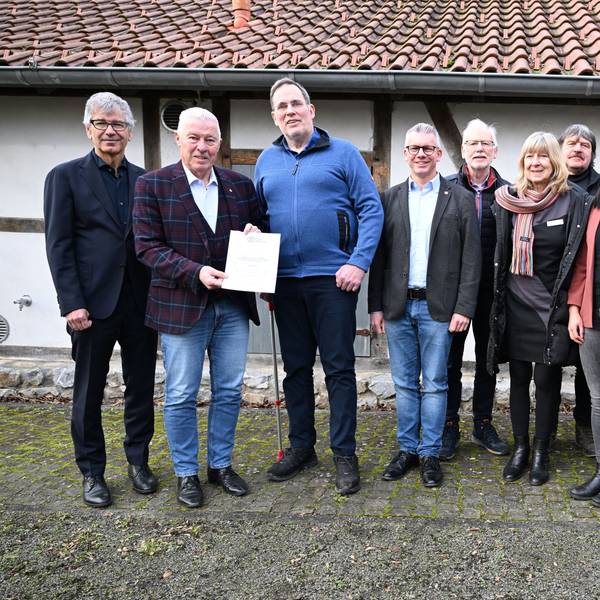 Prof. Karl-Heinz Erdmann (2.v.l.) von der NRW-Stigtung übergibt den Förderbescheid in Höhe von 50.000 Euro an Klemens Krieger, den Vorsitzenden des Fördervereins des Museums.