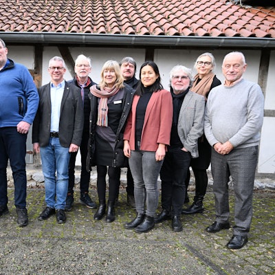 Prof. Karl-Heinz Erdmann (2.v.l.) von der NRW-Stigtung übergibt den Förderbescheid in Höhe von 50.000 Euro an Klemens Krieger, den Vorsitzenden des Fördervereins des Museums.