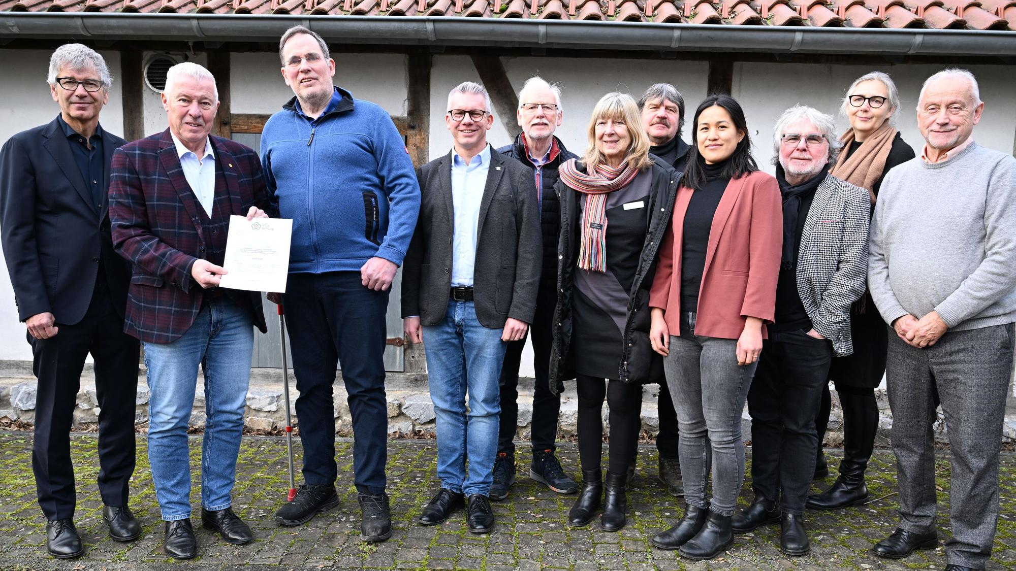 Prof. Karl-Heinz Erdmann (2.v.l.) von der NRW-Stigtung übergibt den Förderbescheid in Höhe von 50.000 Euro an Klemens Krieger, den Vorsitzenden des Fördervereins des Museums.