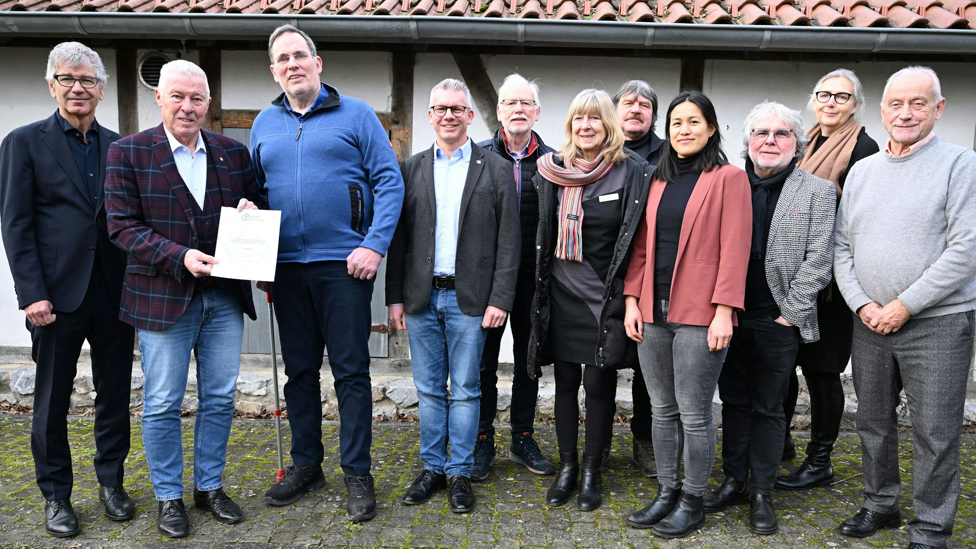 Prof. Karl-Heinz Erdmann (2.v.l.) von der NRW-Stigtung übergibt den Förderbescheid in Höhe von 50.000 Euro an Klemens Krieger, den Vorsitzenden des Fördervereins des Museums.