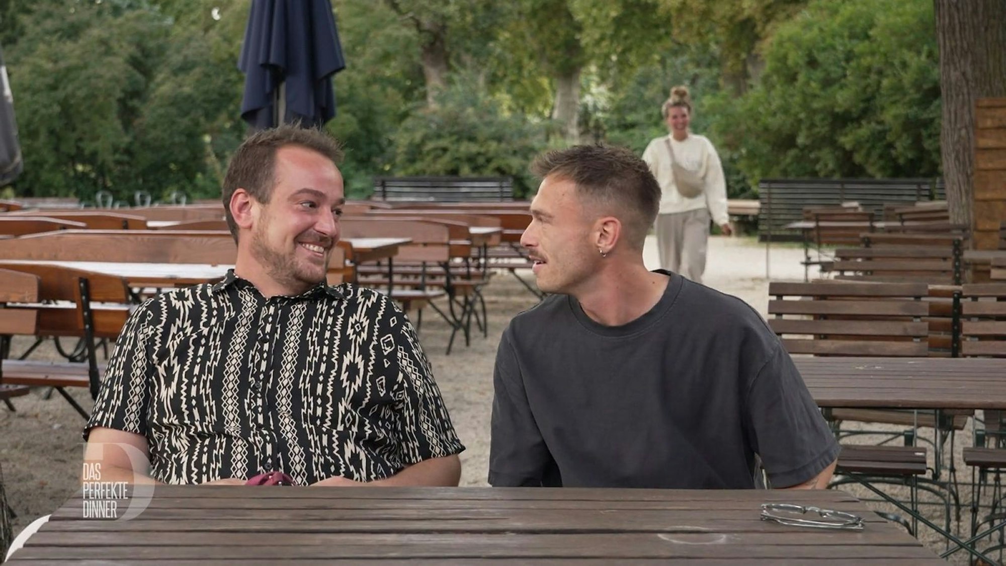 Max (rechts) ist nach seinem gestrigen Dinner voll verpeilt und taucht beim falschen Interview auf.
(Bild: RTL)