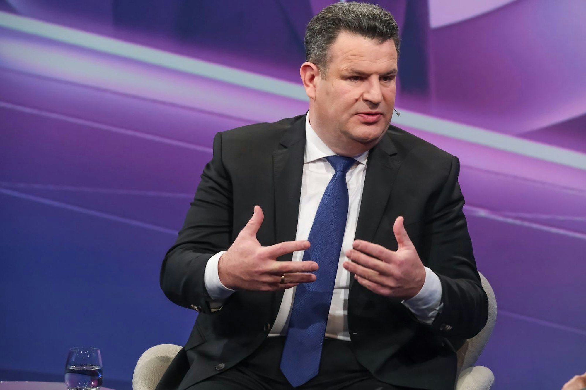 Hubertus Heil forderte bei „Maischberger“, Europa müsse unabhängiger werden und brauche neue Partnerschaften. (Bild: WDR / Oliver Ziebe)