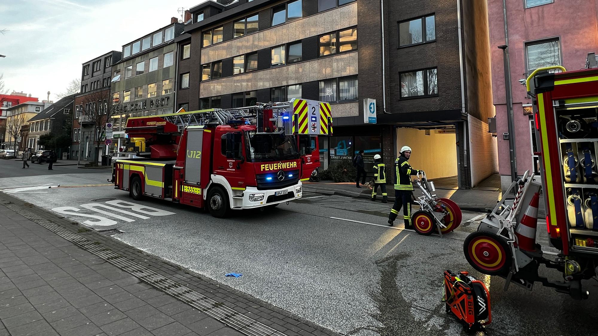 Feuer in der Düsseldorfer Straße Nummer 67 in Opladen.
