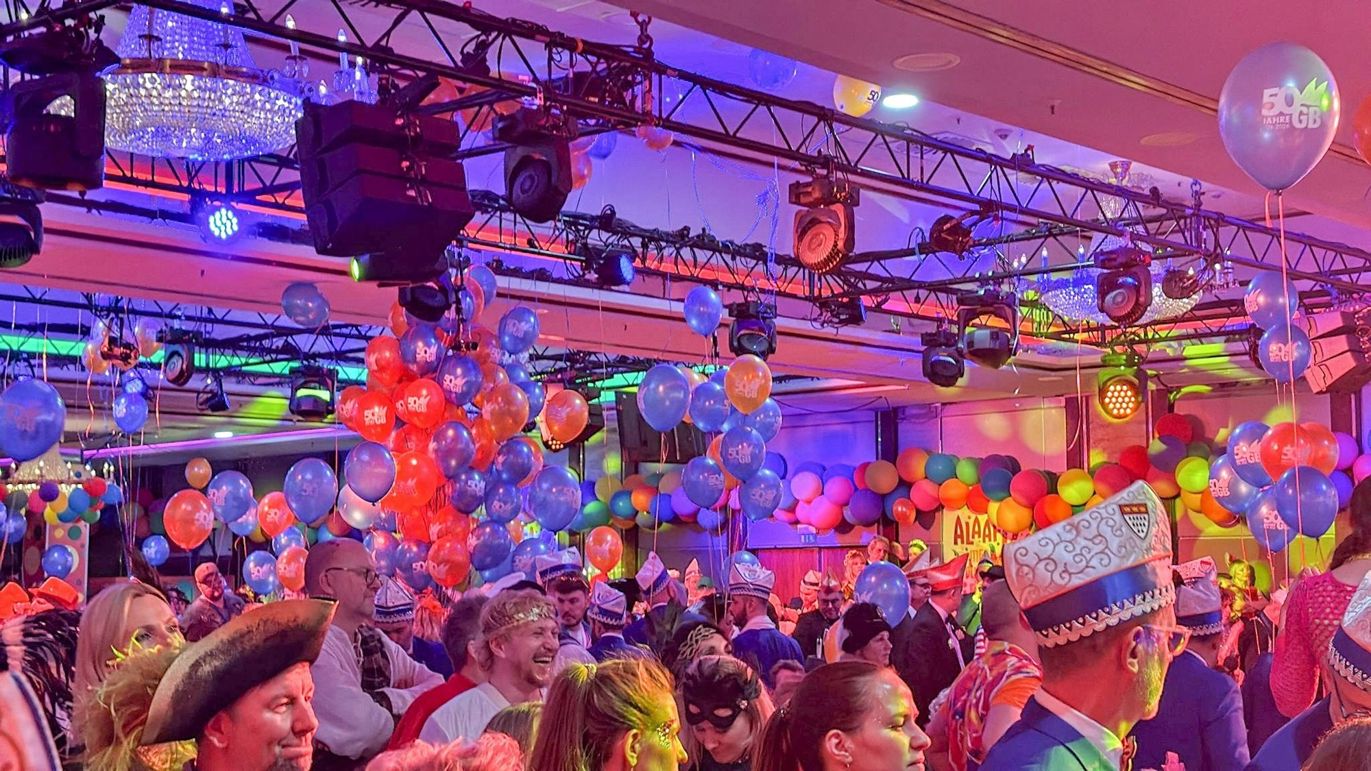 Die Kölner Rheinveilchen, das Tanzkorps der Grosse Braunsfelder, überraschte bei der Jubiläumssitzung mit einem Luftballon-Flashmob Gäste und Gesellschaft