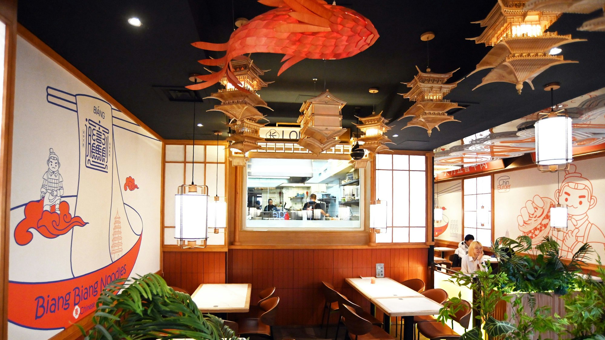 Lokale mit Fenster zur Küche sind zu sehen.