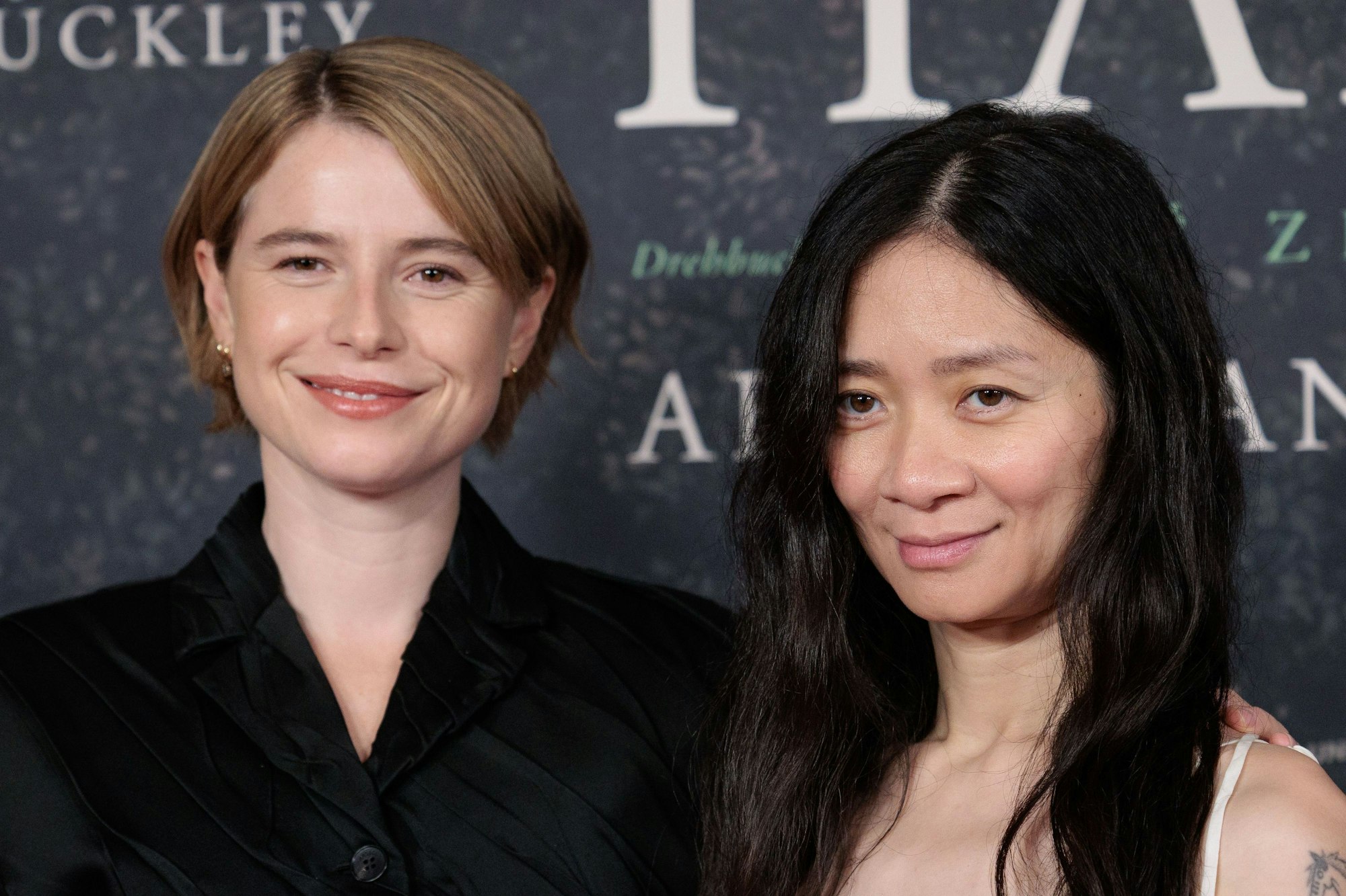 08.12.2025, Berlin: Hauptdarstellerin Jessie Buckley (l) und Regisseurin und Oscar- Preisträgerin Chloé Zhao kommen zu der Premiere des Films «Hamnet» im Delphi-Filmpalast.
