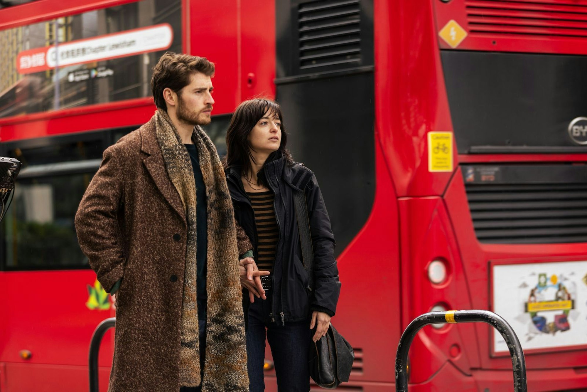 Joshua (Gregg Sulkin) und Delia (Céline Buckens) sind ein Paar. Gemeinsam kämpfen sie dafür, dass die Wahrheits ans Licht kommt. (Bild: ZDF und ©Nicolas Velter – A&ENetworks)