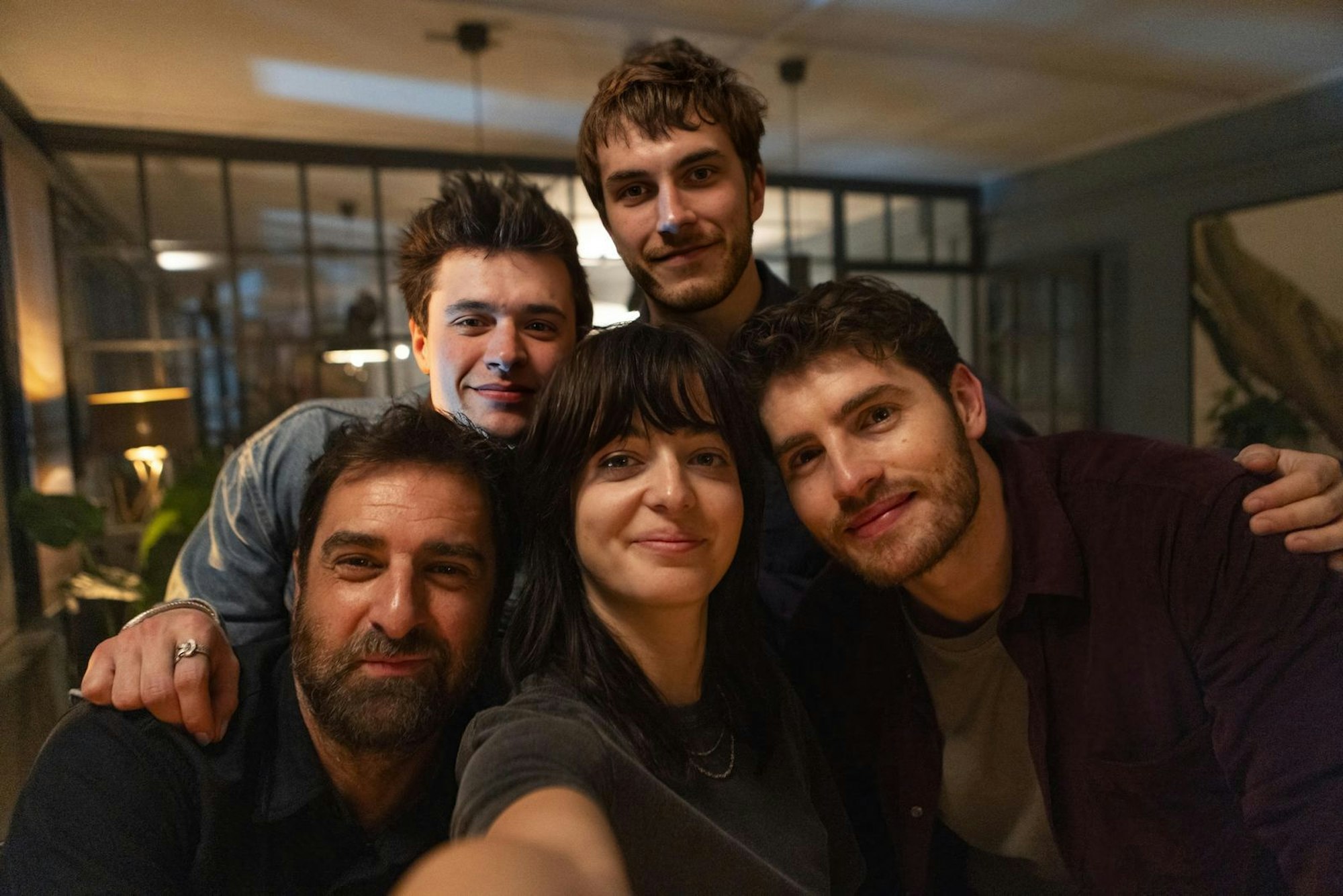 Etienne (Grégory Montel, von links), Lucas (Gijs Blom), Delia (Céline Buckens), Aaron (Felix Mayr) und Joshua (Gregg Sulkin) bilden das Journalisten-Netzwerk „The Kollective“. (Bild: ZDF und © Submarine)