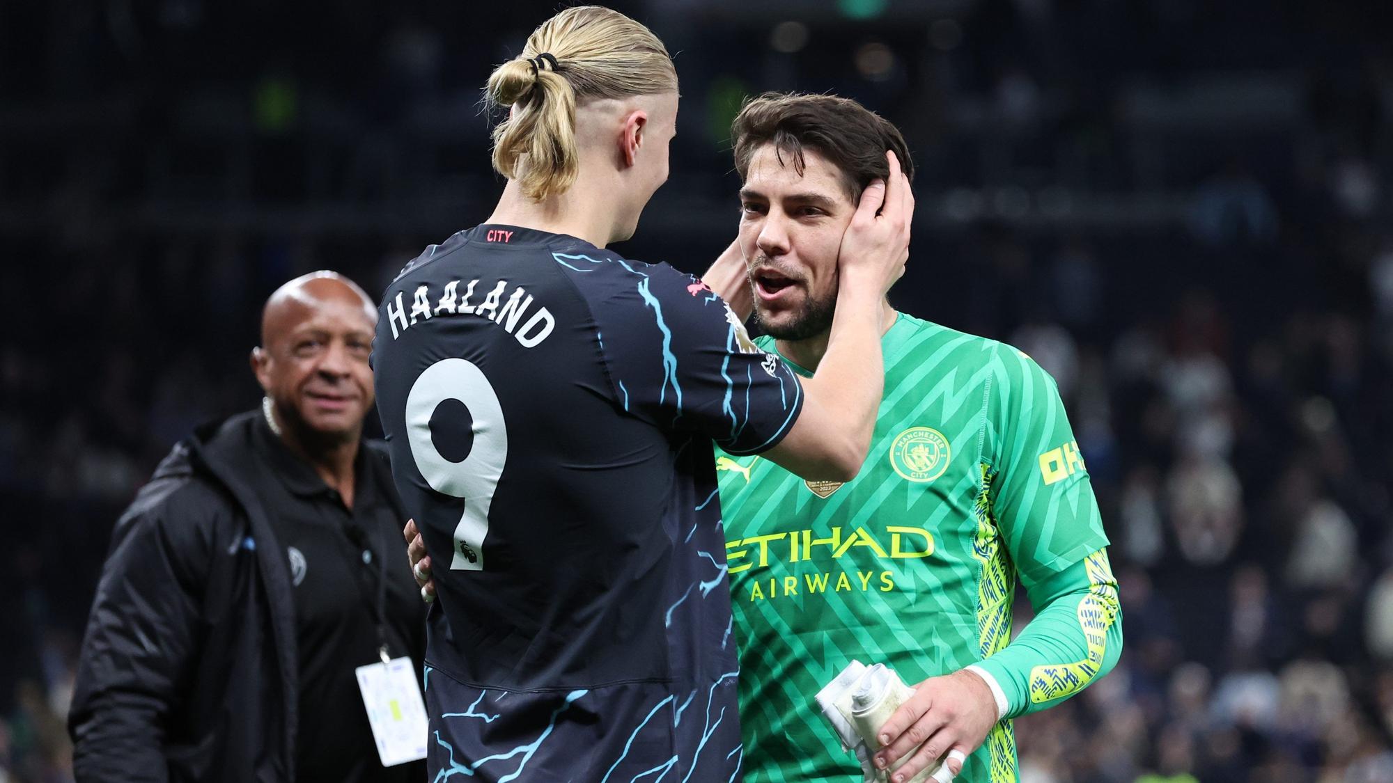 ARCHIV - 14.05.2024, Großbritannien, London: Fußball: Premier League, England, Tottenham Hotspur - Manchester City, 37. Spieltag, Tottenham Hotspur Stadium: Erling Haaland (l) von Manchester City bedankt sich bei Stefan Ortega von Manchester City, nachdem dieser eine Eins-gegen-Eins-Chance von Tottenhams Son gehalten hat. (zu "Nagelsmann holt Brandt und Nmecha zurück - Neuling Ortega") Foto: David Klein/CSM via ZUMA Press Wire/dpa +++ dpa-Bildfunk +++