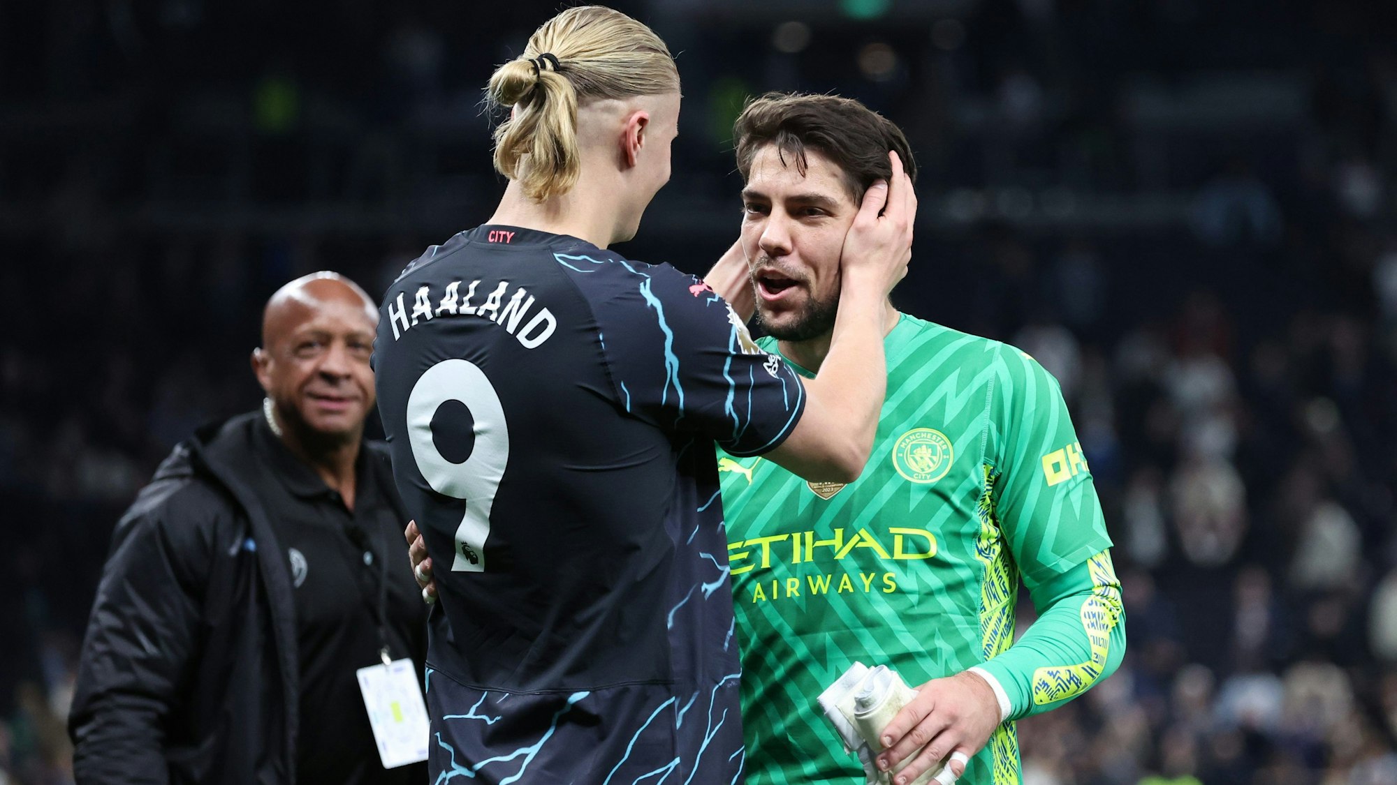 ARCHIV - 14.05.2024, Großbritannien, London: Fußball: Premier League, England, Tottenham Hotspur - Manchester City, 37. Spieltag, Tottenham Hotspur Stadium: Erling Haaland (l) von Manchester City bedankt sich bei Stefan Ortega von Manchester City, nachdem dieser eine Eins-gegen-Eins-Chance von Tottenhams Son gehalten hat. (zu "Nagelsmann holt Brandt und Nmecha zurück - Neuling Ortega") Foto: David Klein/CSM via ZUMA Press Wire/dpa +++ dpa-Bildfunk +++