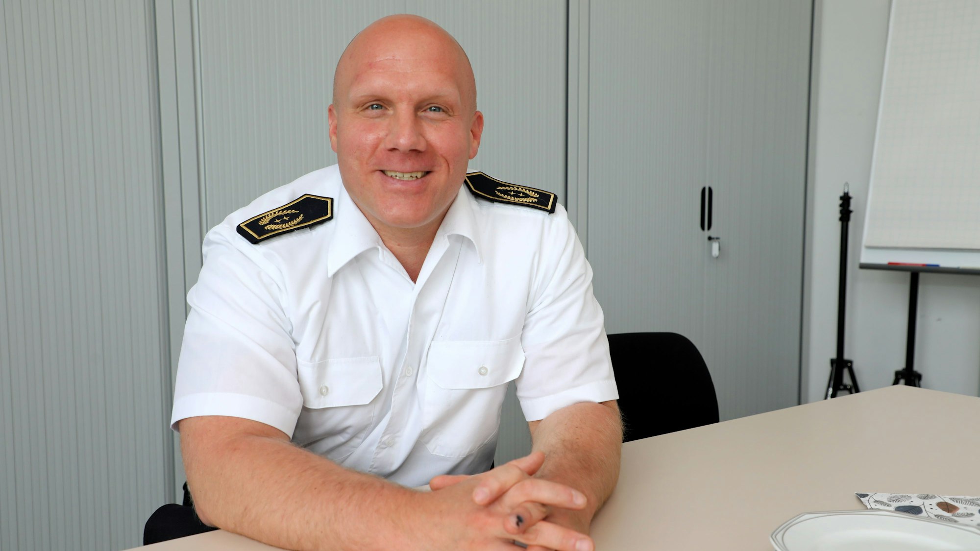 Ein Mann lächelt freundlich in die Kamera.