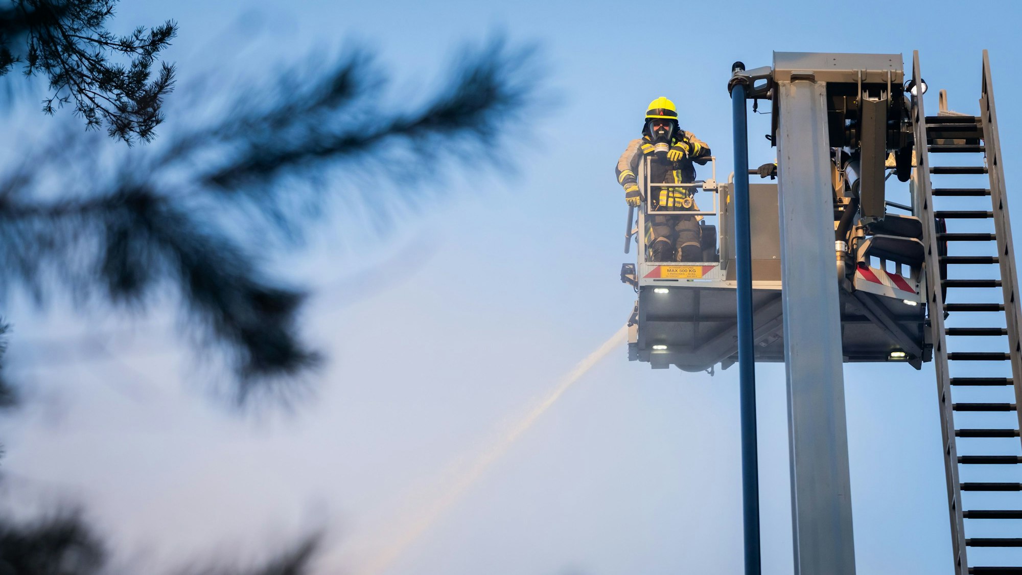 Kräfte der Feuerwehr sind bei einem Brand auf dem Bogensee-Areal, mit der ehemaligen Villa von NS-Propagandaminister J. Goebbels, im Einsatz.