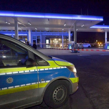 Als die Beamten ein Auto am Bonner Verteile kontrollierten, versuchte der Fahrer zu flüchten und fuhr an. Dabei wurde ein Polizist schwer verletzt.