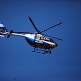 Ein Polizeihubschrauber über Köln (Symbolbild). Eine Person wird am Donnerstagabend (22. Januar) im Rhein gesucht.