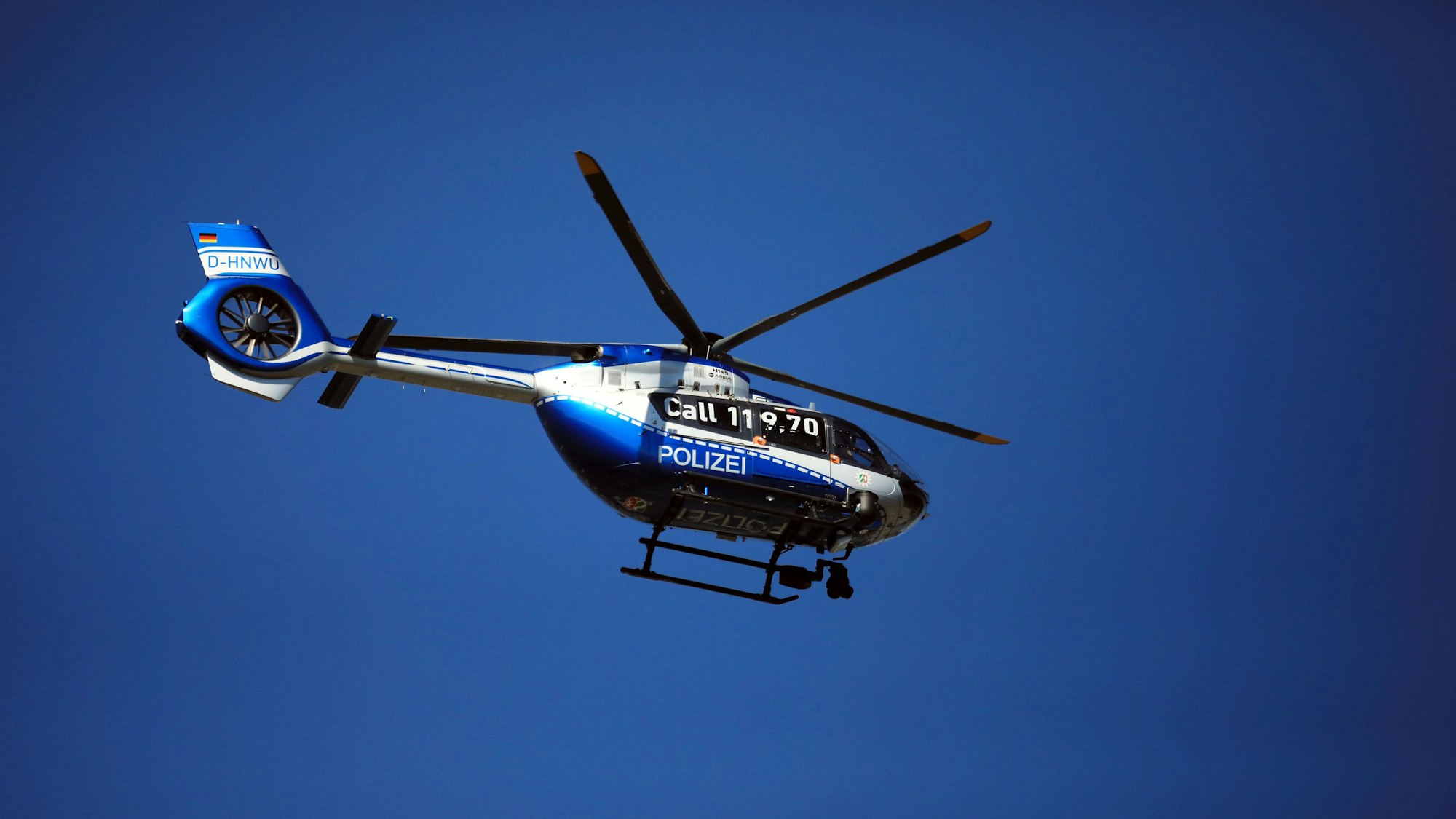 Ein Polizeihubschrauber über Köln (Symbolbild). Eine Person wird am Donnerstagabend (22. Januar) im Rhein gesucht.