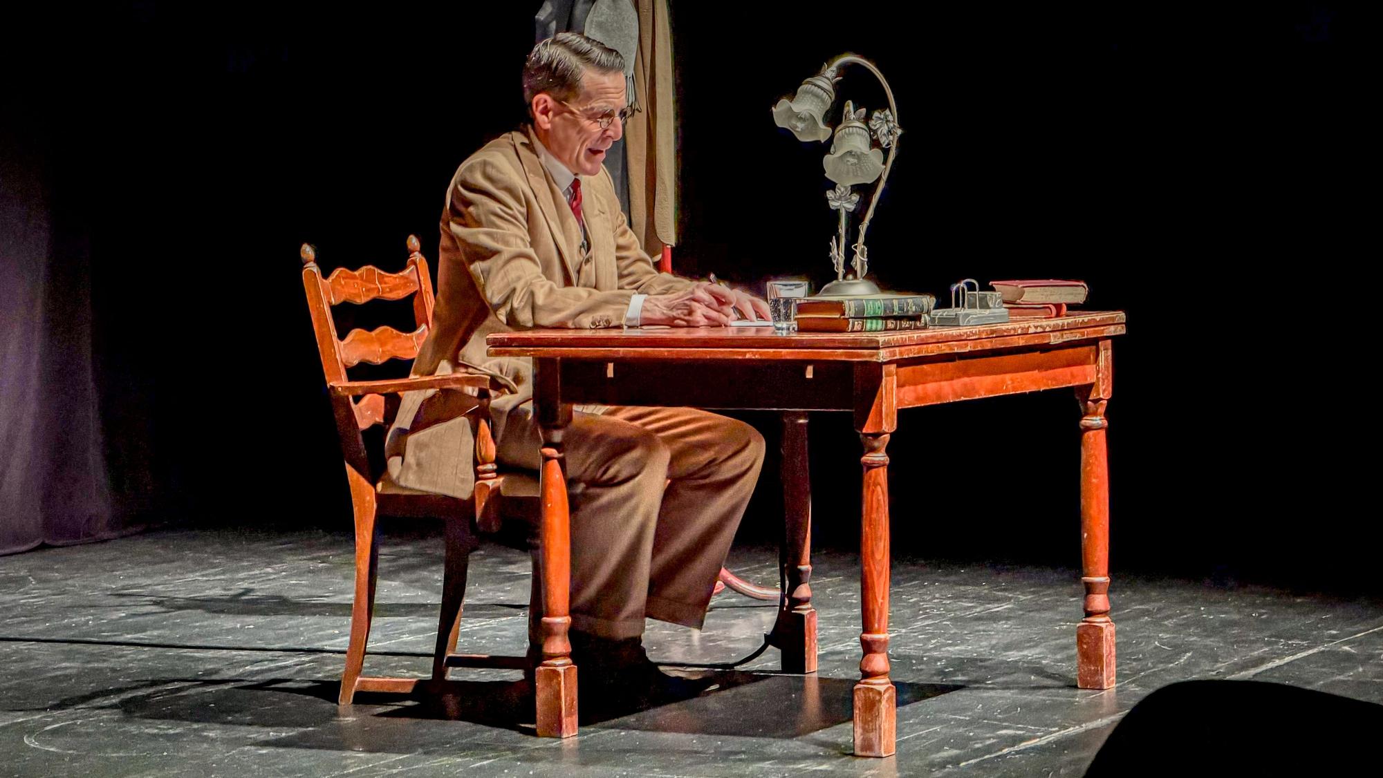 Michael Meierjohann und Wolfgang Müller-Schlesinger in der szenischen Lesung „Empfänger unbekannt“ im Forum: Die Karten für städtische Kulturveranstaltungen sollen teurer werden.
