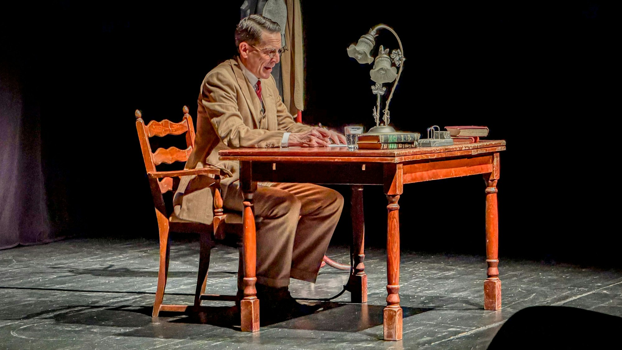 Michael Meierjohann und Wolfgang Müller-Schlesinger in der szenischen Lesung „Empfänger unbekannt“ im Forum: Die Karten für städtische Kulturveranstaltungen sollen teurer werden.