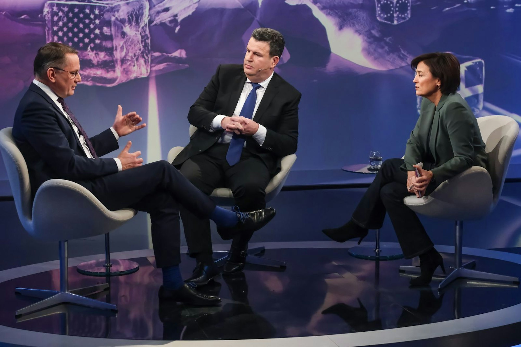 Hitzige Diskussion bei Sandra Maischberger (rechts): Chrupalla (links): „Es muss das Sterben aufhören.“ Heil: „Das wollen alle in diesem Punkt. Aber keinen Gewaltfrieden.“ (Bild: WDR / Oliver Ziebe)