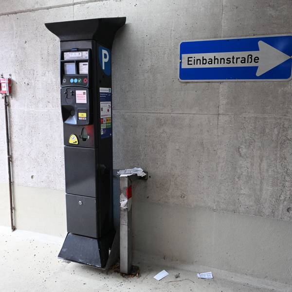 Zu sehen ist der defekte Automat in der Tiefgarage.