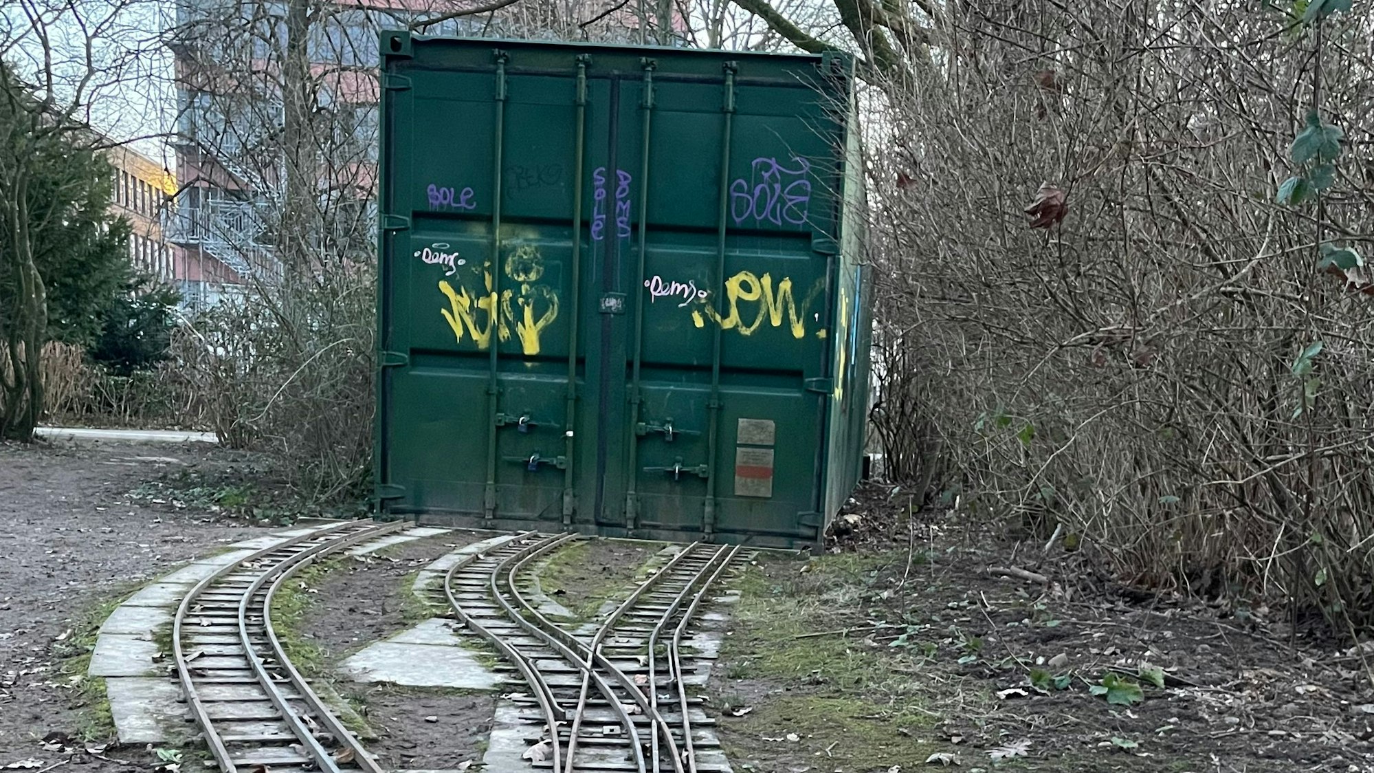 Ein Container an der Dampfbahn im Wiesdorfer Stadtpark.