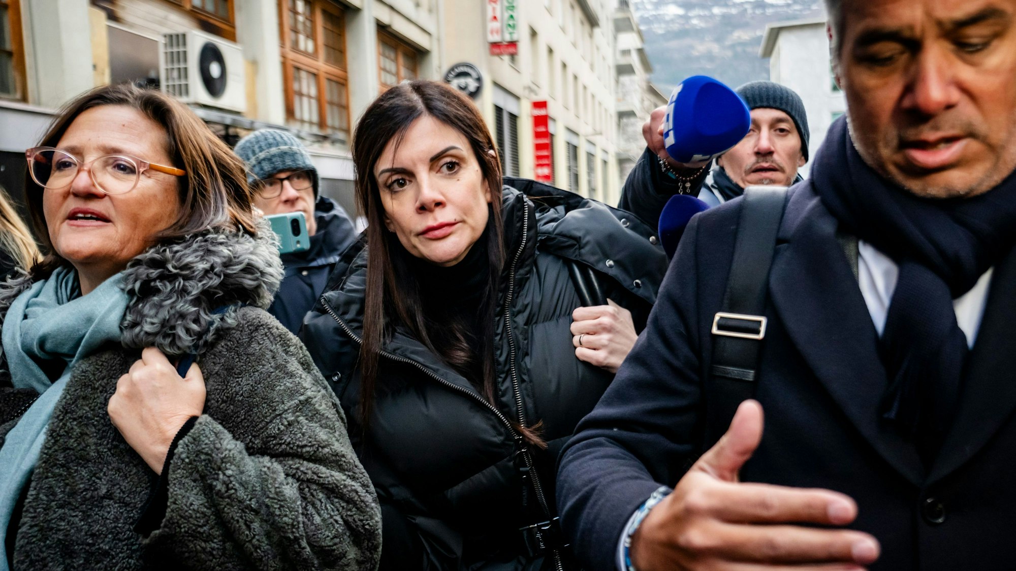 Jessica Moretti (M.), Frau des Betreibers der Bar in Crans-Montana, kommt am Mittwoch (21. Januar) mit ihren Anwälten Yael Hayat (r.) und Nicola Meier (l.) zur Anhörung bei der Walliser Staatsanwaltschaft in Sitten.