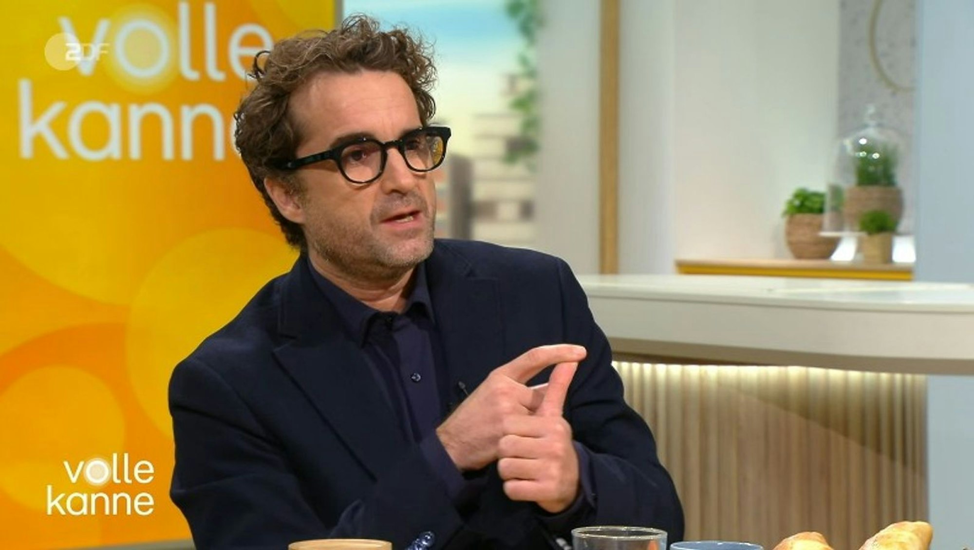 Schauspieler Oliver Wnuk hat im ZDF-Magazin „Volle Kanne“ Kritik am deutschen Bildungssystem geübt. (Bild: ZDF)