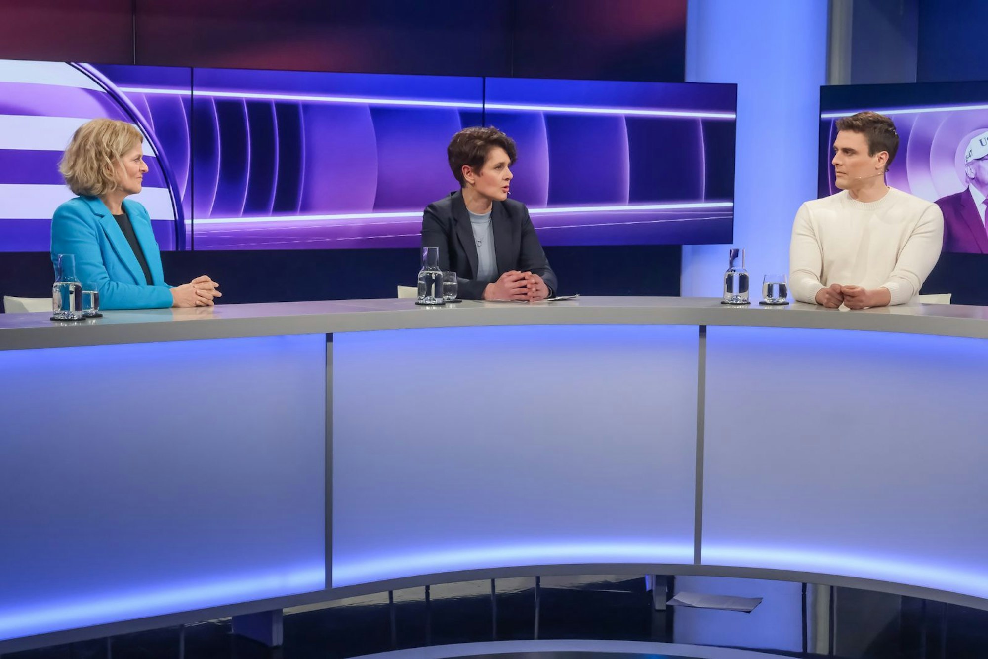 Bei Sandra Maischberger diskutierten am Mittwochabend Kristina Dunz (links), Leiterin des RND-Hauptstadtbüros , Anna Lehmann (Mitte), Leiterin des Parlamentsbüros der „taz“) und Constantin Schreiber, Auslandsreporter von Axel Springer. (Bild: WDR / Oliver Ziebe)