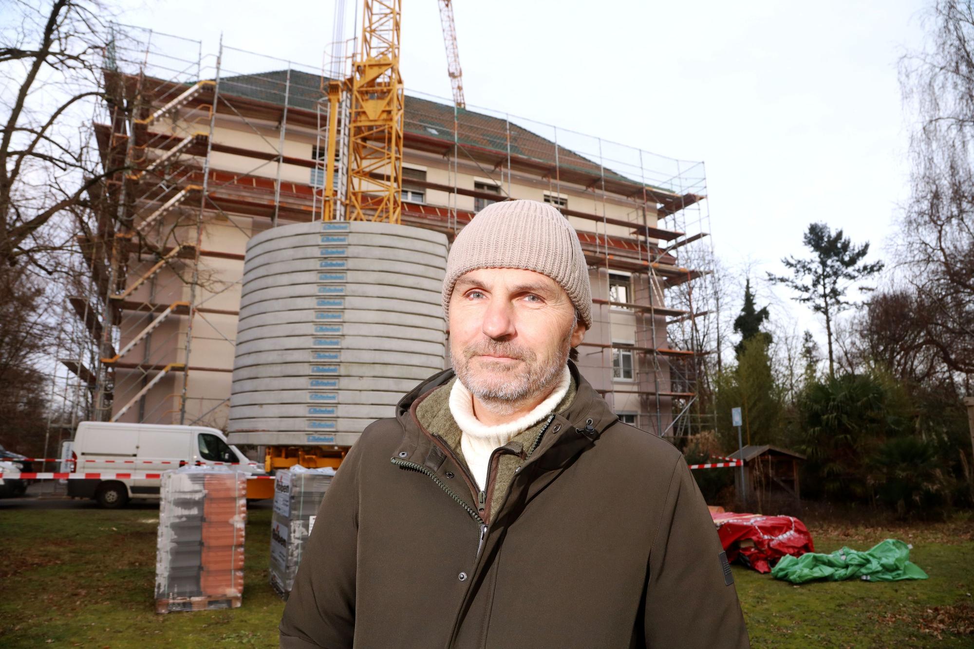 Harald Römers ist vor der Baustelle zu sehen.