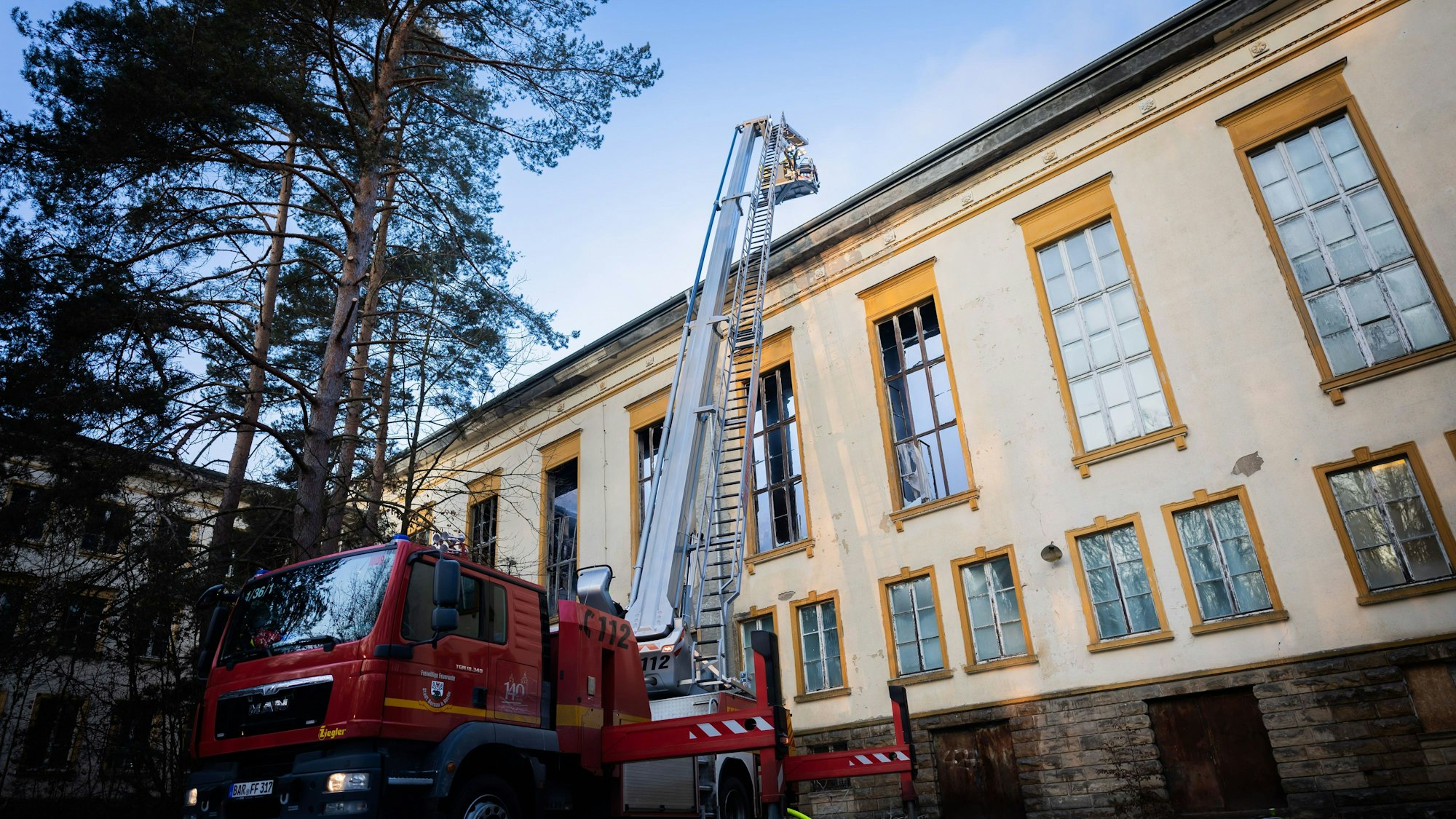 Kräfte der Feuerwehr sind bei einem Brand auf dem Bogensee-Areal, mit der ehemaligen Villa von NS-Propagandaminister J. Goebbels, im Einsatz.