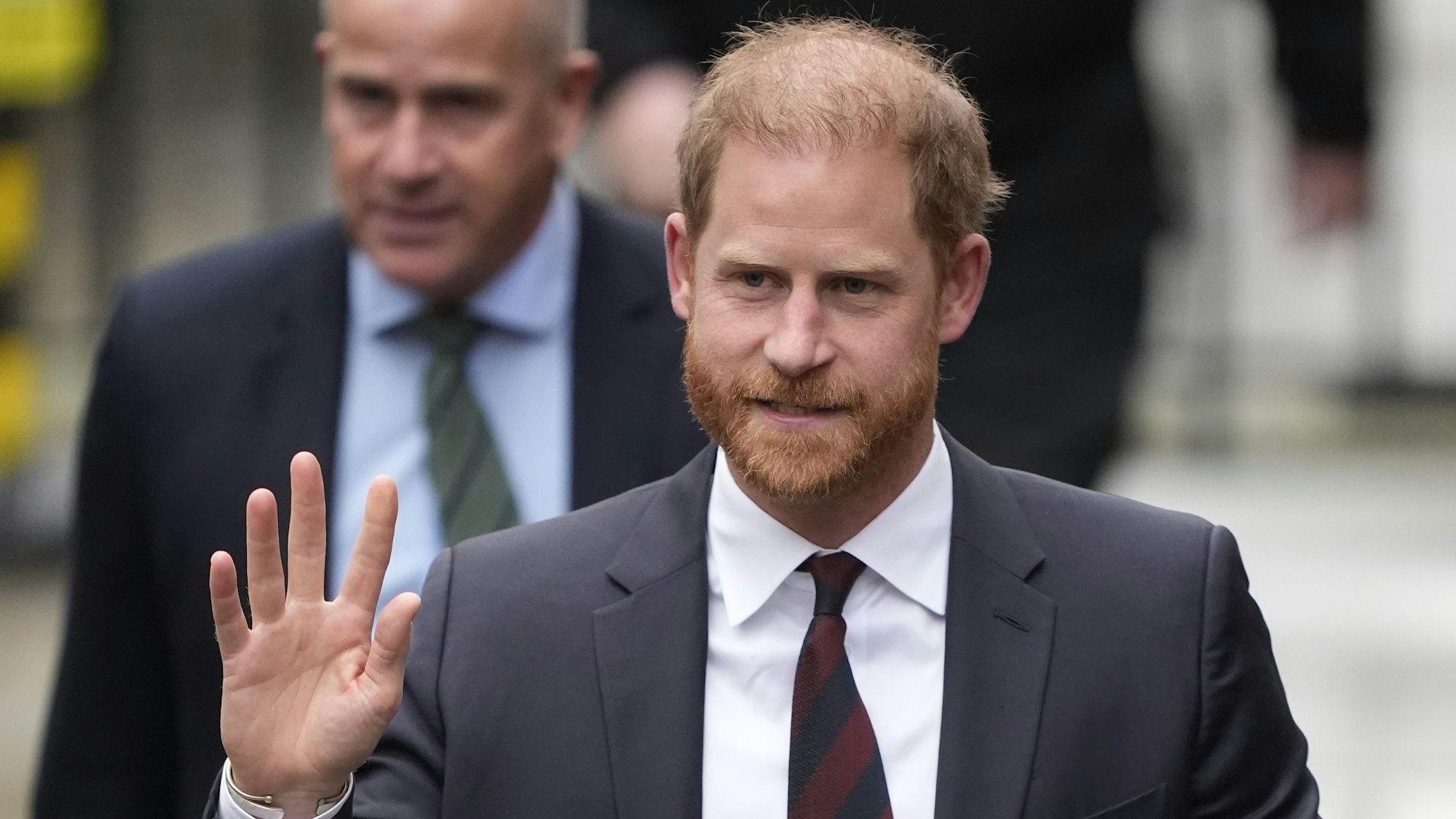 Prinz Harry winkt.