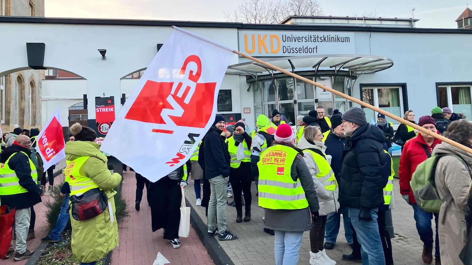 Beschäftigte der Uniklinik Düsseldorf bei sich bereits an einem Warnstreik vor wenigen Tagen. (Archivbild)