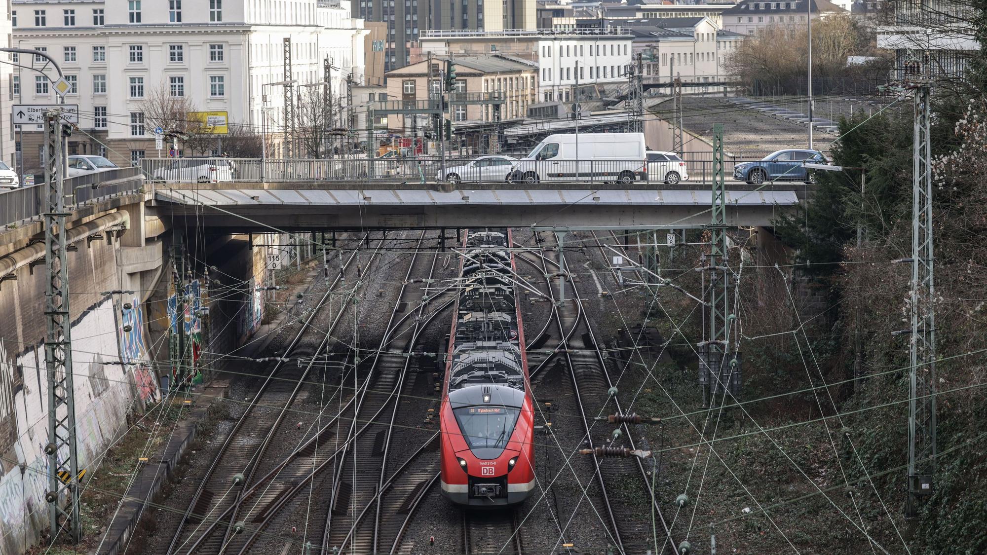 PRODUKTION - 21.01.2026, Nordrhein-Westfalen, Wuppertal: Ein Regionalzug fährt durch Wuppertal. Die deutsche Bahn bereitet die Generalsanierung der Bahnstrecke zwischen Hagen und Köln vor. (zu dpa: «Strecke Köln–Hagen monatelang dicht – Busse statt Züge») Foto: Oliver Berg/dpa +++ dpa-Bildfunk +++