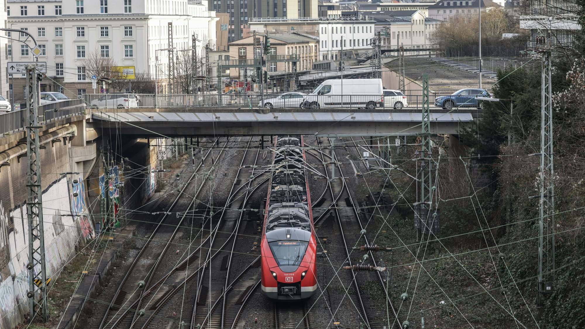 PRODUKTION - 21.01.2026, Nordrhein-Westfalen, Wuppertal: Ein Regionalzug fährt durch Wuppertal. Die deutsche Bahn bereitet die Generalsanierung der Bahnstrecke zwischen Hagen und Köln vor. (zu dpa: «Strecke Köln–Hagen monatelang dicht – Busse statt Züge») Foto: Oliver Berg/dpa +++ dpa-Bildfunk +++