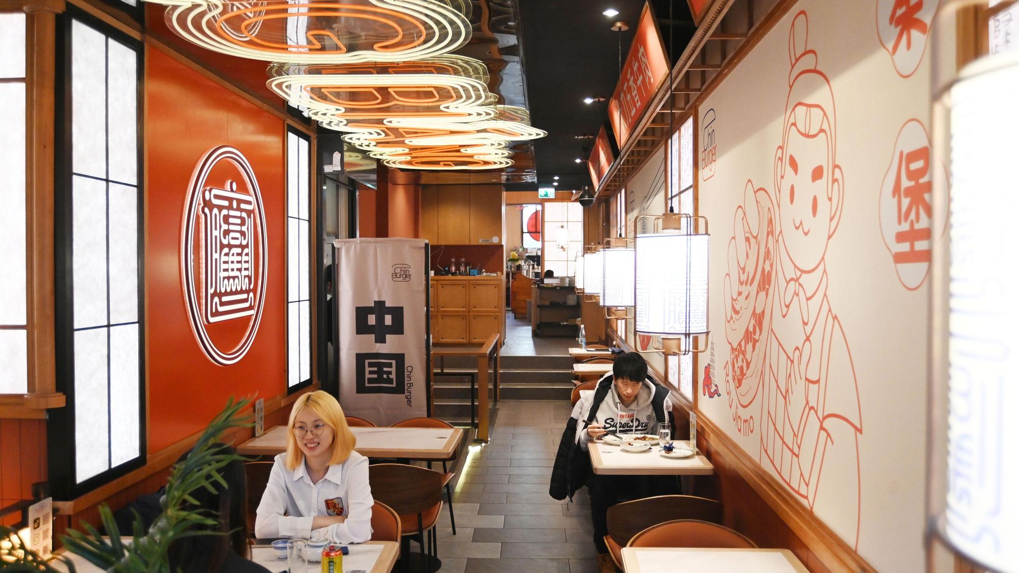 20.01.2026 Köln. Gastro-Kritik „Schmeckt’s, Frau Floß“ von Julia Floß über das Restaurant „Chin Burger“. Die Personen waren einverstanden mit den Fotos. Foto: Alexander Schwaiger