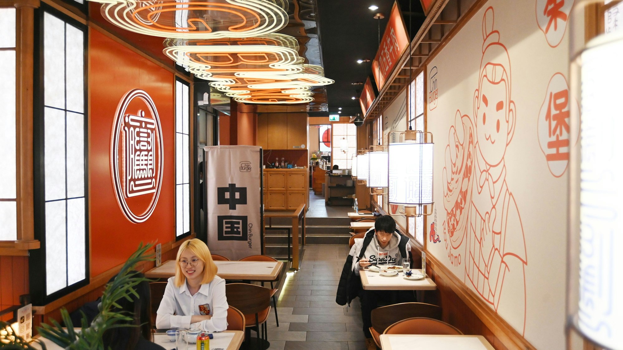 20.01.2026 Köln. Gastro-Kritik „Schmeckt’s, Frau Floß“ von Julia Floß über das Restaurant „Chin Burger“. Die Personen waren einverstanden mit den Fotos. Foto: Alexander Schwaiger