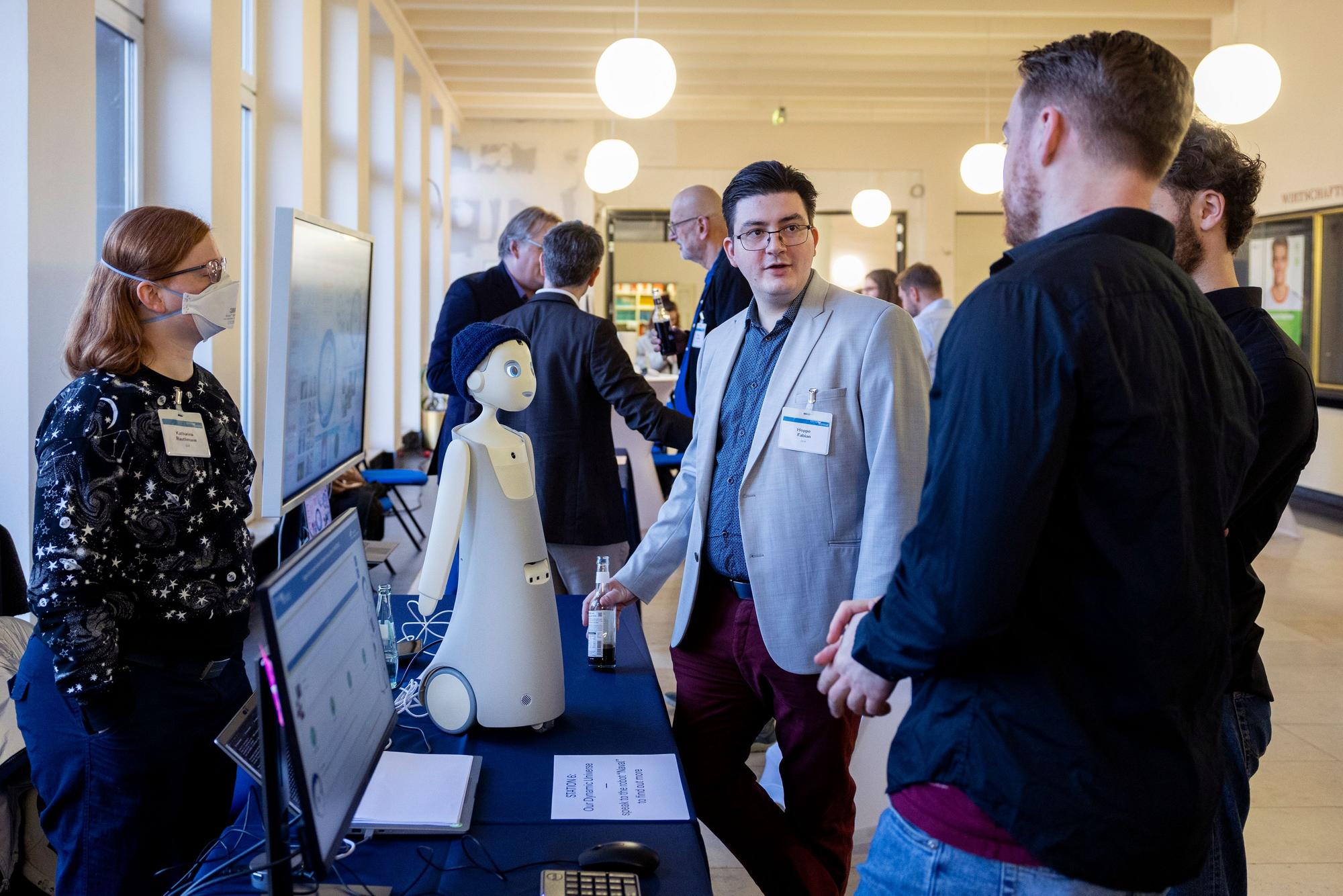 20.01.2026, Köln: Neues Exzellenzcluster „Unser dynamisches Universum“ der Uni Köln in Kooperation mit der Uni Bonn.
Ausstellung in der Uni Köln.
Station 6 „ Speak to robot Naval“.
Foto: Michael Bause