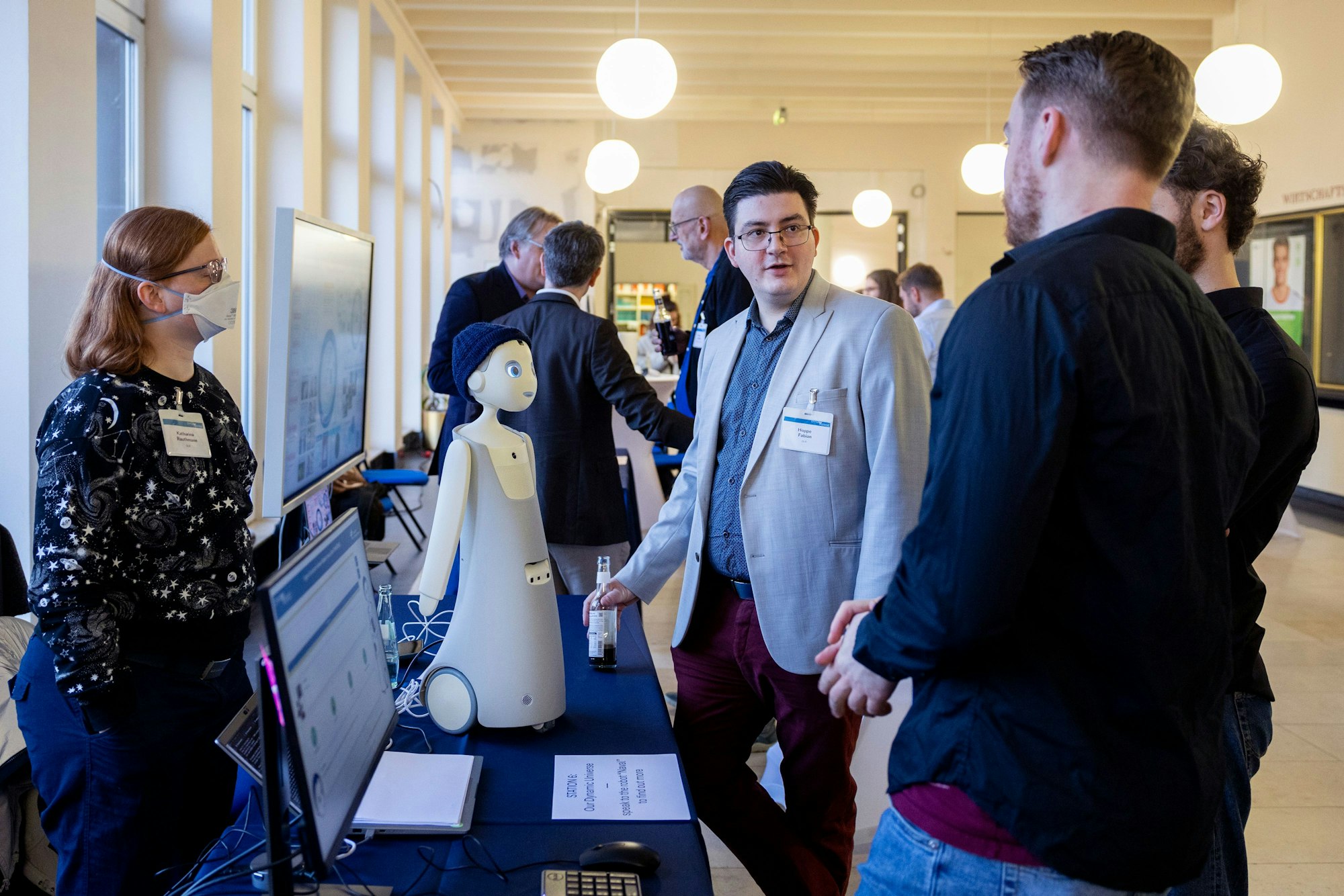20.01.2026, Köln: Neues Exzellenzcluster „Unser dynamisches Universum“ der Uni Köln in Kooperation mit der Uni Bonn.
Ausstellung in der Uni Köln.
Station 6 „ Speak to robot Naval“.
Foto: Michael Bause