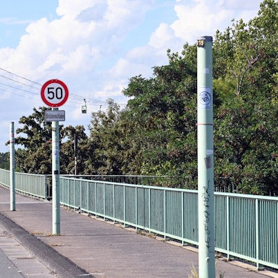Auf der Kölner Zoobrücke gilt Tempo 50, neue Blitzgeräte sollen kommen.