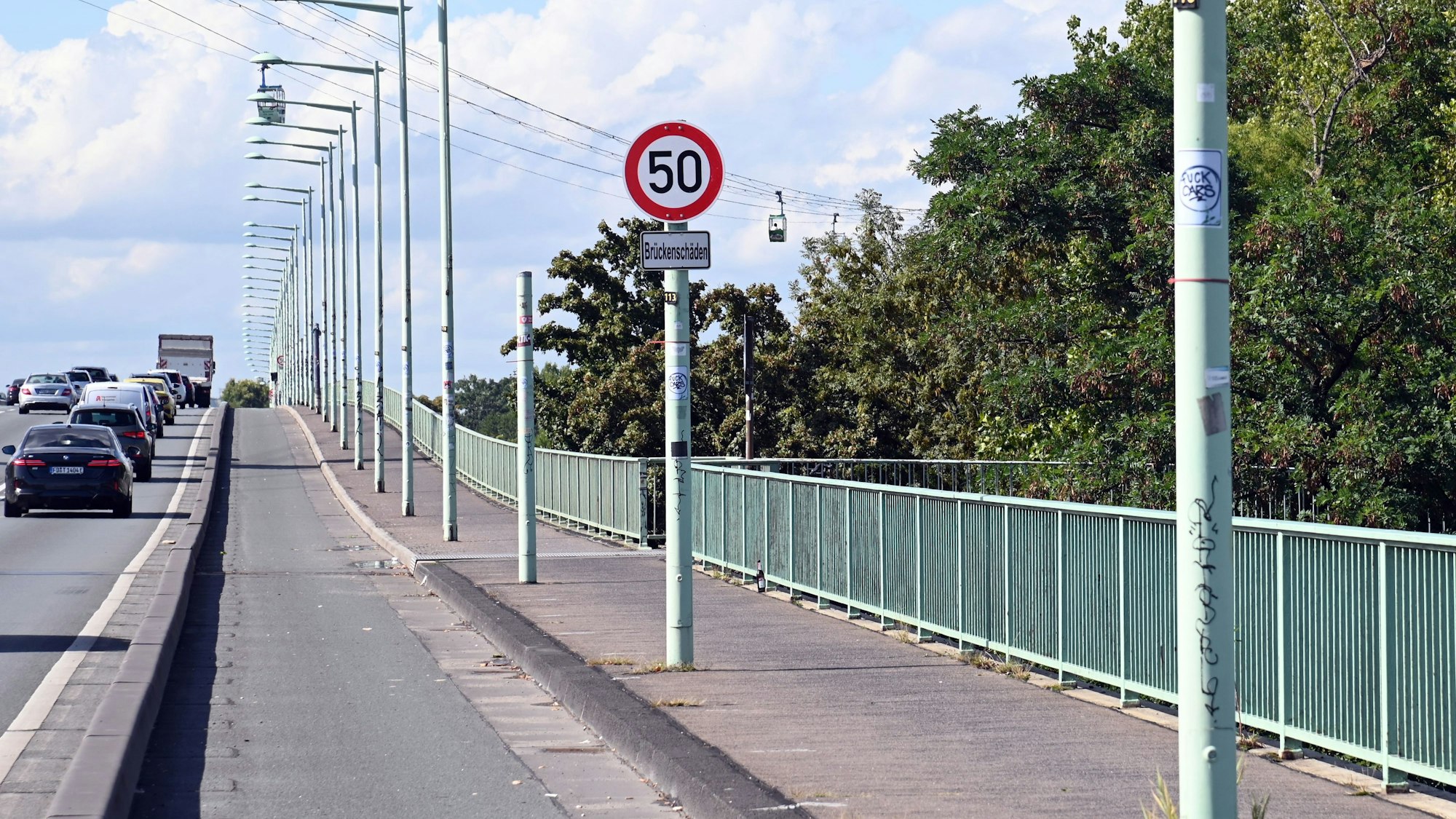 Auf der Kölner Zoobrücke gilt Tempo 50, neue Blitzgeräte sollen kommen.