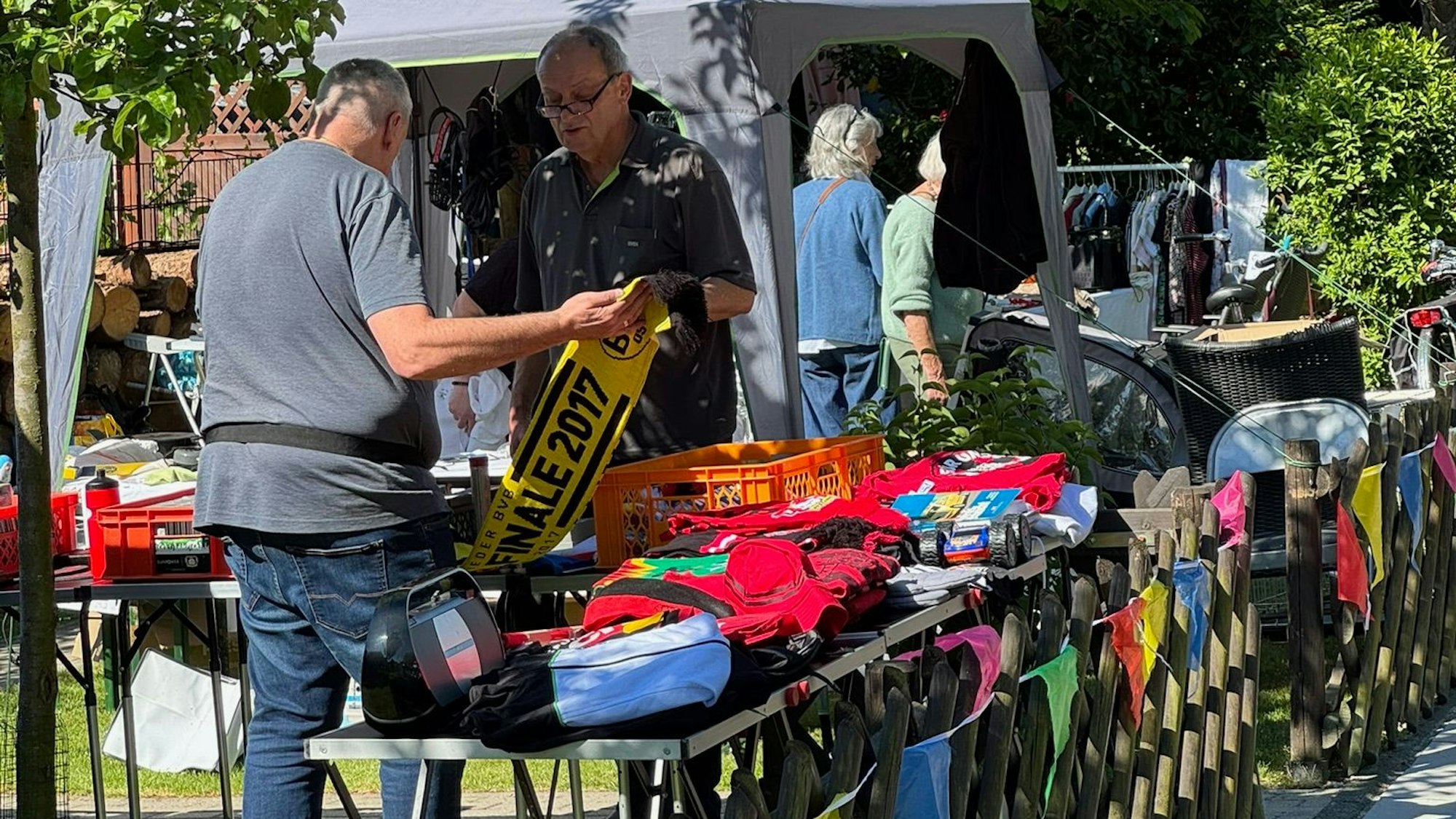 Verkäuferinnen und Verkäufer nutzen die Flächen vor ihren Haustüren, um Aussortiertes zu verkaufen.