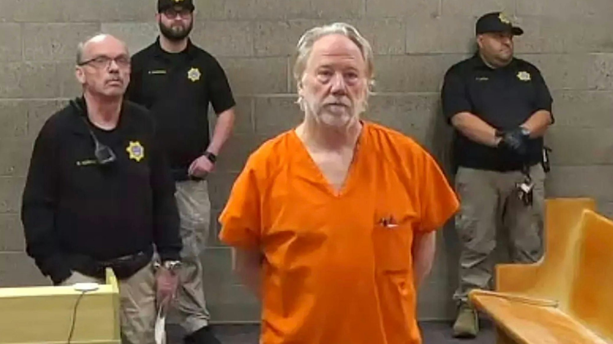 Timothy Busfield im Gericht mit Sicherheitskräften.