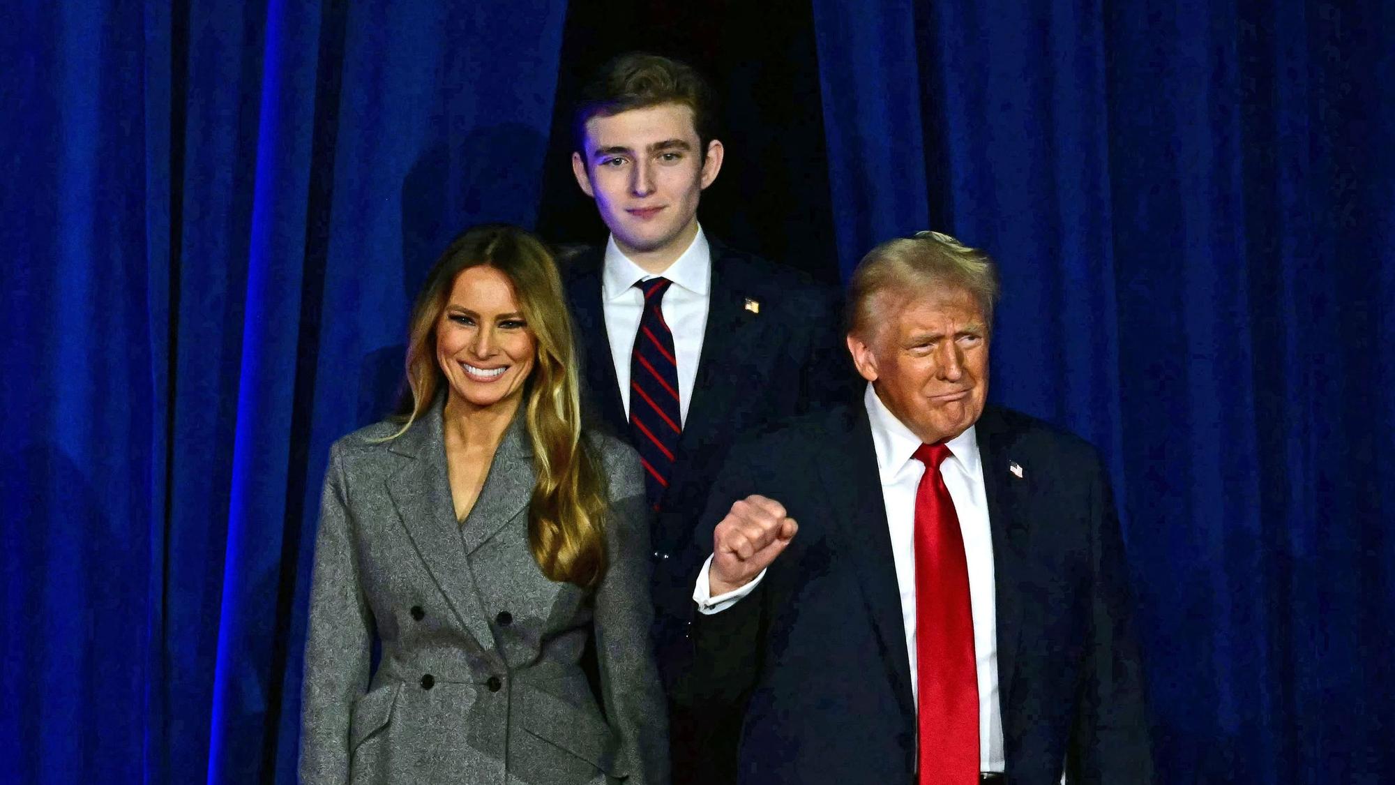 Melania Trump, Barron Trump und Donald Trump betreten eine Bühne.