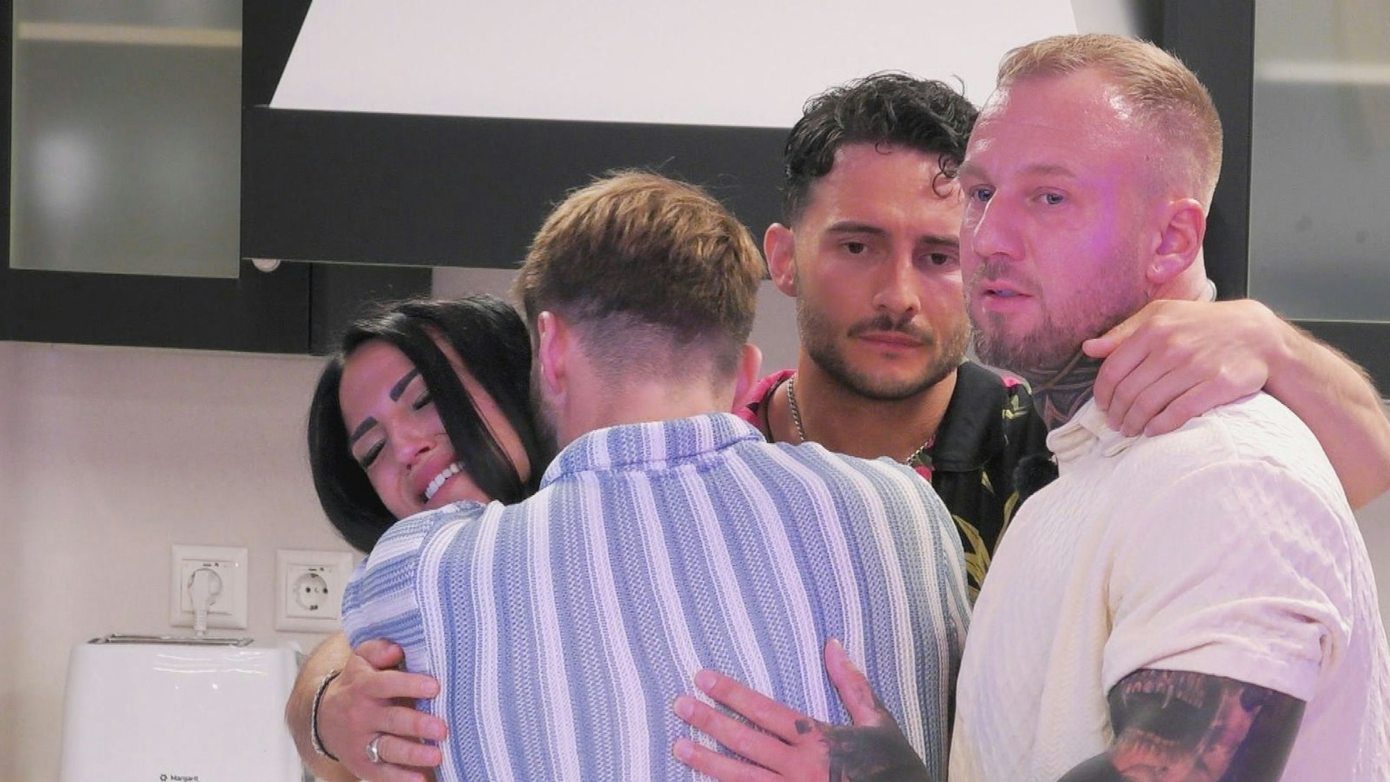 Die von David schlimm verletzte Elena wird von den Männern getröstet. (Bild: RTL)