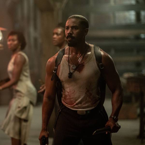 Michael B. Jordan steht mit blutigem Unterhemd und Messer in der Hand Vampiren gegenüber.