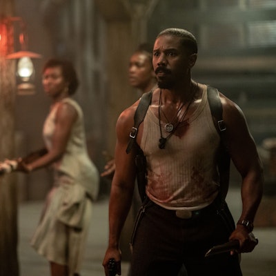 Michael B. Jordan steht mit blutigem Unterhemd und Messer in der Hand Vampiren gegenüber.